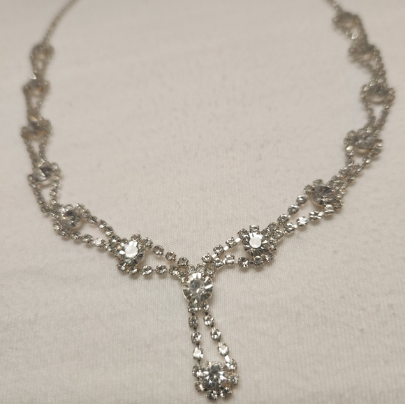 Delicate and minimalist ensemble of necklaces and coordinating bracelets - Picture 3 of 5